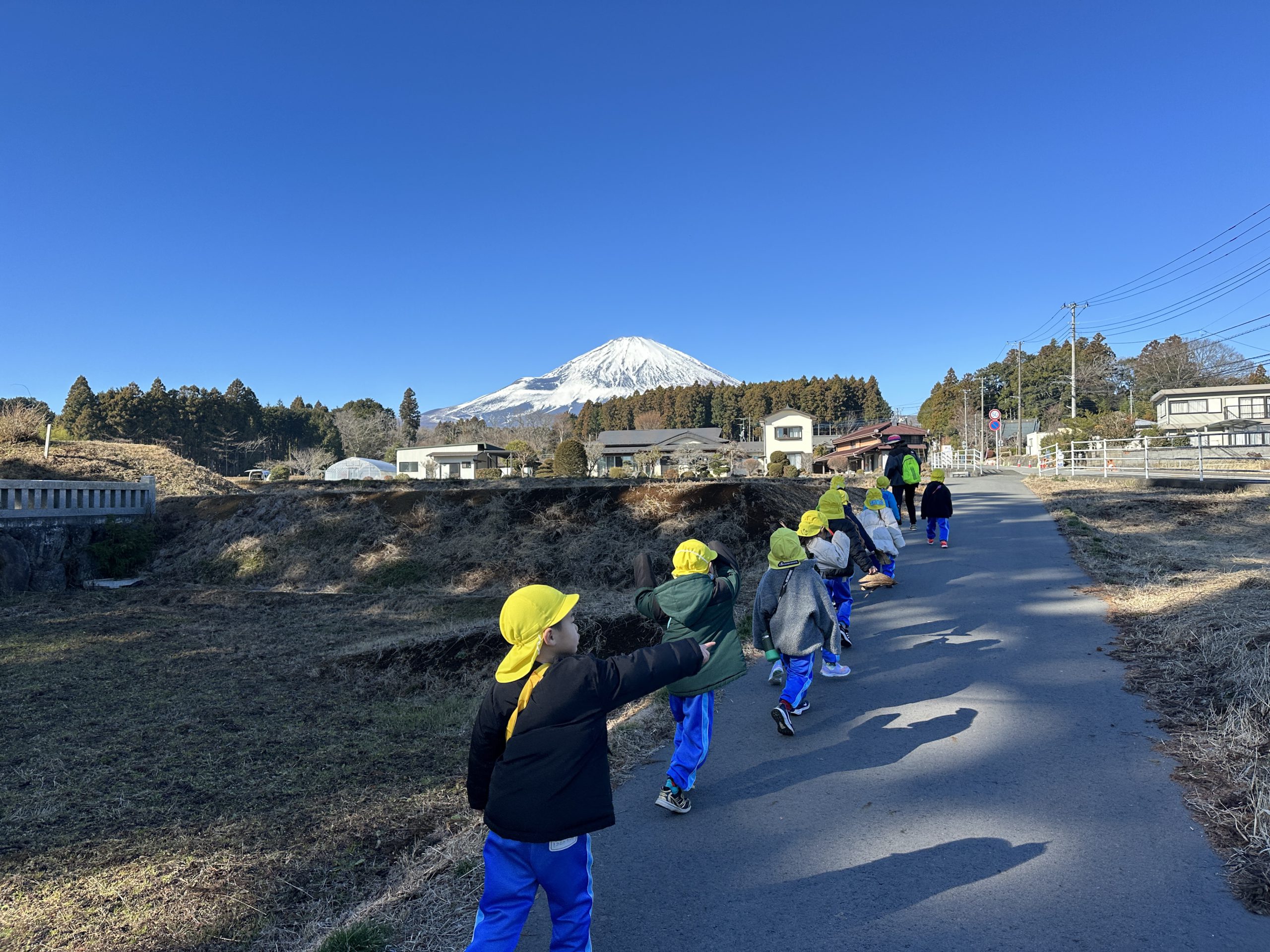 富士山的浪漫雪景和和煦夏日湖畔，都是各國旅客嚮往的聖地。若能在富士山下成長，孩子們將被四季美景與人文氣息環繞，享受與自然共處的完美童年，令人無比羨慕